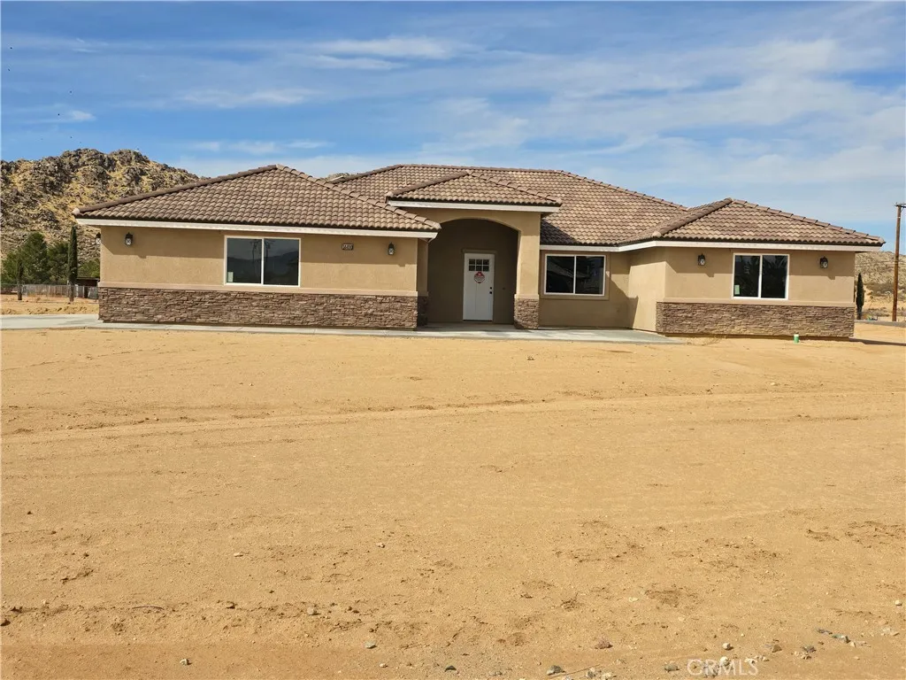 14490 Savannah Court, Apple Valley, California 92307 home-pic-9